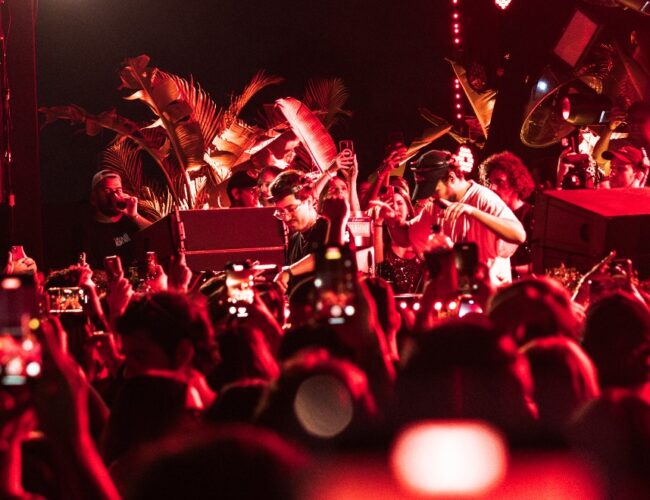 Manifestando mais experiências como a festa Dawn Patrol, do Maz e Antdot, no Rio de Janeiro 