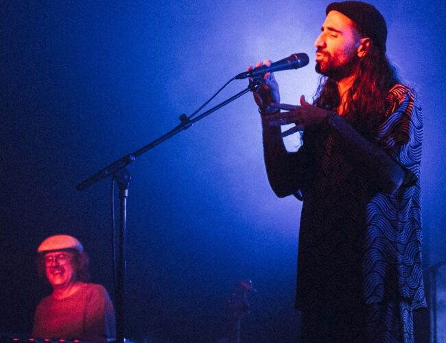Dub, mescla de ritmos, eletrônica hipnótica, cacau, meditação: Alex Serra estreia no Brasil com turnê em três cidades que vai além da música