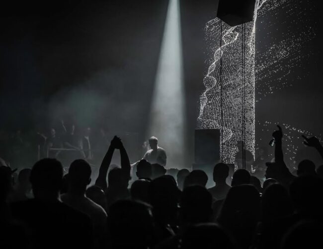 Denso e sensorial: o retorno da Photon ao Brasil reacende a estética ritualística do techno em um ambiente fabril como o Gate 22