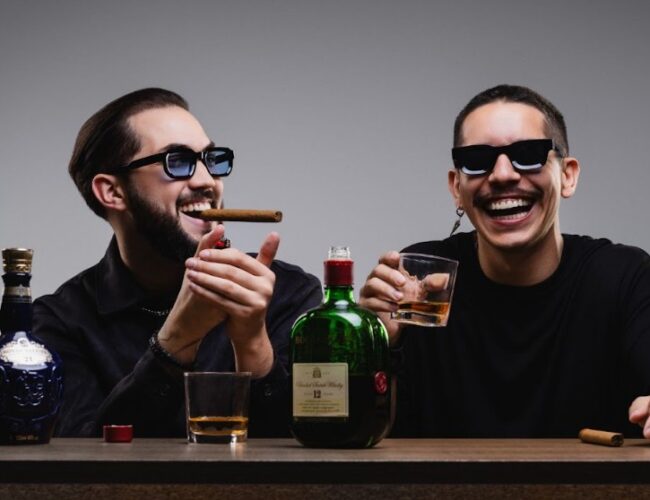 Com suporte de Wade, Miguel Bastida e Acraze, FEZZO lança releitura oficial de “ONE”, clássico do Swedish House Mafia