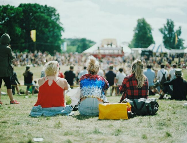 HM pesquisa: as festas diurnas conquistaram o público de vez ou a madrugada permanece soberana?