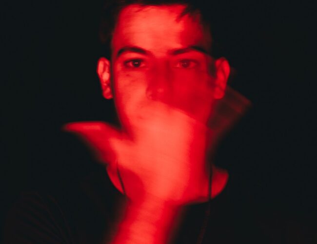 Prata da casa, PÍPPE marca hat-trick na Beeside Records com ”can’t u see” em convite à emoção e à dança