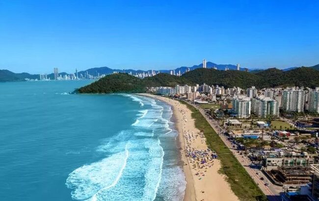 O novo clube de Itajaí a beira-mar: Isla Praia Brava inaugura com Tim Engelhardt comandando o som neste sábado