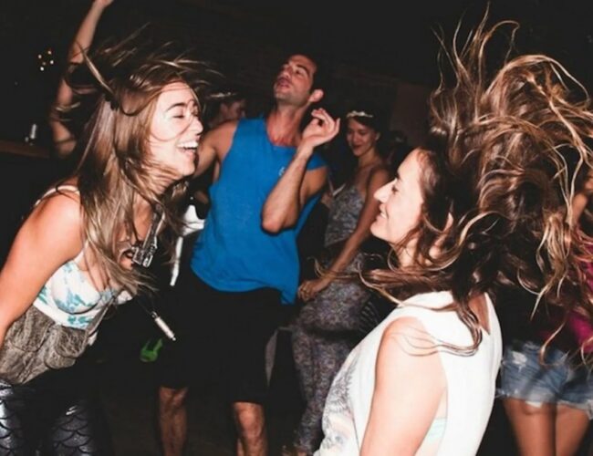 Efeitos no Corpo de Dançar por Muitas Horas na Madrugada ao Som de Música Eletrônica