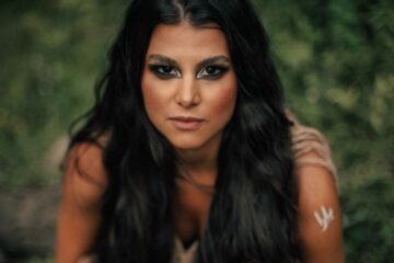 Giovanna Zattar transforma ancestralidade libanesa em ritual eletrônico com “Zafira”, em estreia pela Sol Selectas