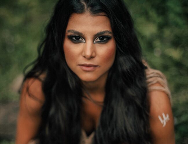 Giovanna Zattar transforma ancestralidade libanesa em ritual eletrônico com “Zafira”, em estreia pela Sol Selectas