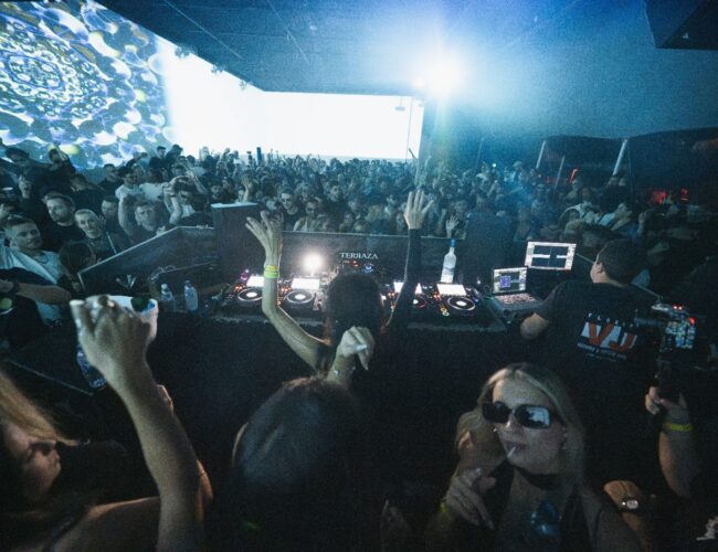 Com 3 pistas e lendas como Vini Vici, Wrecked Machines, Eli Iwasa e Ratier, INFNTY estreia em Floripa