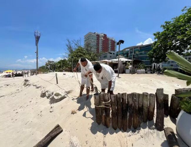 Quiosques na orla do Rio de Janeiro desmontam estruturas irregulares na areia que recebiam eventos