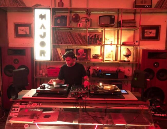 Rodrigo Cury, DJ e aficionado pela cultura do vinil, retorna a cabine do Major SP em noite dedicada a música de pista