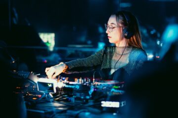 Next on Decks: Bloomie lança seu debut ‘Away From Home’ e transforma intensidade do techno em ferramenta de cura