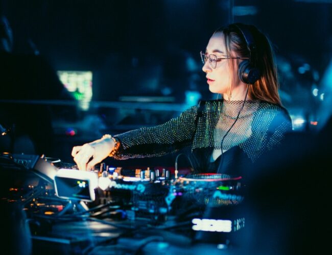 Next on Decks: Bloomie lança seu debut ‘Away From Home’ e transforma intensidade do techno em ferramenta de cura