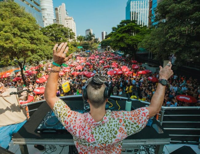 Às vésperas da 8ª edição do Bloco Dre Tarde, Dre Guazzelli reflete sobre a trajetória do projeto no Carnaval de São Paulo