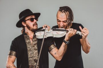 Dre Guazzelli, Cleyton Rodriguez e Claudio Barris falam sobre a história por trás da releitura eletrônica de “Asa Branca” de Luiz Gonzaga