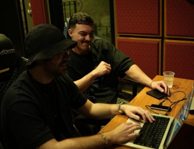 Petroski mistura disco music e baile funk em “Mega Anos 80”, collab com DJ TOPO e MC Morena pela Sony Music