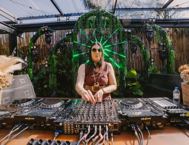Jamila consolida trajetória entre arte, gestão e impacto cultural na música eletrônica brasileira