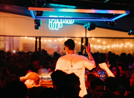 Funk, house e techno na Praia Brava: FNKD UP, de Petroski, soma forças com a Funky Room em sunset no litoral catarinense