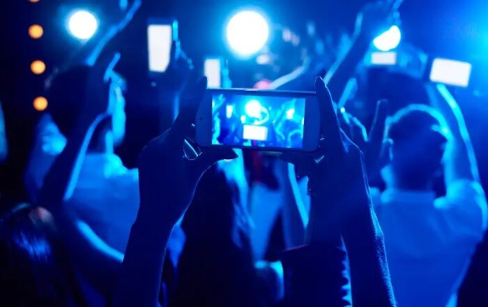 Eventos com uso de celular proibido crescem 567% no mundo em 2025 e é aprovado por jovens, aponta Eventbrite