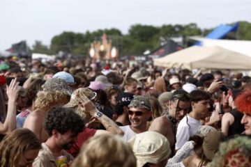 Rave com 20 mil pessoas em base militar acende alerta de riscos de explosão e preocupa autoridades na França